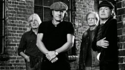 Huhut pitivät paikkansa: AC/DC kipuaa esiintymislavalle massiivisimmilla festivaaleilla miesmuistiin
