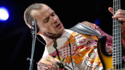 Red Hot Chili Peppersin Flea julkaisi soolosinglen – esittelee kykyjään basson lisäksi toisenkin instrumentin varressa