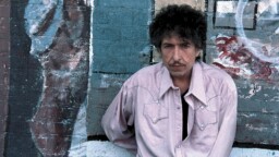 Bob Dylan nousi yllättäen lavalle Farm Aid -tapahtumassa ensimmäistä kertaa vuosikymmeniin – instrumenttikin poikkesi totutusta
