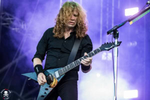 Megadeth-kippari hiippaili ennen keikkaansa yleisön joukossa – katsomon nuorempi polvi sai myös varmasti mieleisiä kotiinviemisiä