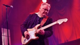 Agents palaa juurilleen: sinivalkoisten sävelten erikoisyhtye levytti uusiksi Topi Sorsakosken kanssa esittämiään biisejä