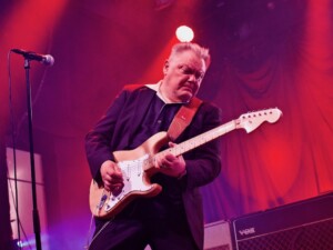 Agents palaa juurilleen: sinivalkoisten sävelten erikoisyhtye levytti uusiksi Topi Sorsakosken kanssa esittämiään biisejä