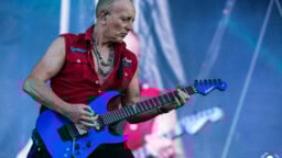 ”Taidan ostaa hänelle kaljan, tai kaksi tai kolme” – Def Leppard -kitaristi on ikuisesti kiitollinen hyväntekijälleen