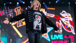 Iloitkaa! Def Leppard julkaisi juuri uuden singlen – biisi käsittelee sitä, kuinka kivuta pohjalta kohti uutta nousua