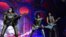 Paul Stanleyn ja Gene Simmonsin vihjailut pitivät paikkansa: Kiss soitti viimeisen keikkansa nykymuodossaan, mutta yhtyeen taru jatkuu