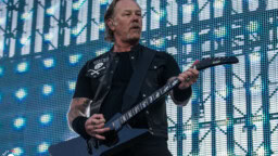 James Hetfield pitää Metallica-muusikoita ”hyvin keskinkertaisina soittajina”, avautuu myös bändin alkuaikojen vaikeista keikoista