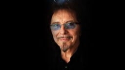 Tony Iommi suhtautui aluksi nihkeästi Black Sabbathin tulevaan jäähyväiskeikkaan – kertoo mikä sai mielen muuttumaan