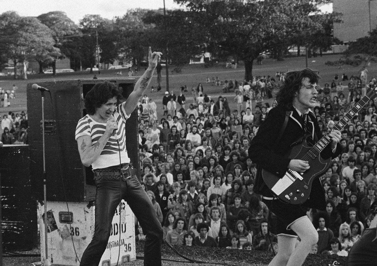 Vuonna 1975 Deep Purple- ja AC/DC-leirit ajautuivat nyrkkitappeluun ...