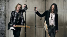 Kuinka soi Iron Maiden -hitti yhtyeen kitaristilta ilman tuttuja tukijoukkoja? Tästä se selviää