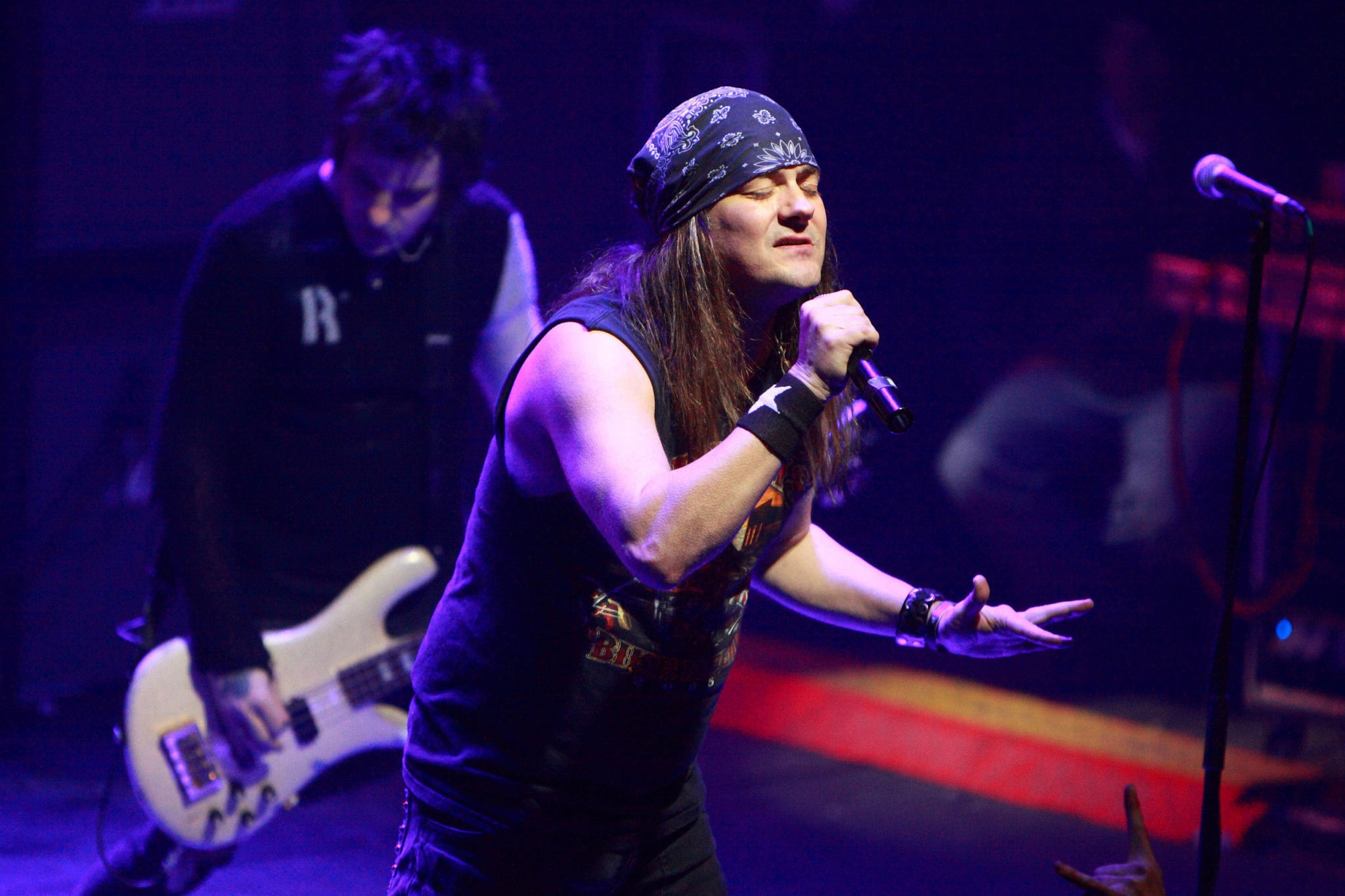 Sebastian Bach ja muut kollegat muistivat edesmennyttä Skid Row -laulaja Johnny Solingeria ...