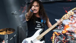 Steve Harris kertoo, kuinka hän oikeastaan päätyi soittamaan bassoa – listaa myös esikuviaan