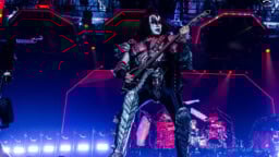 ”Ozzy oli Ozzy hamaan loppuun asti” – Gene Simmons muistelee edesmennyttä Ozzy Osbournea