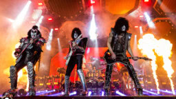 Kiss soittaa jäähyväiskonserttinsa tänään – New Yorkin maamerkillä pistettiin pystyyn melkoinen valoshow