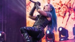 Arch Enemyn Alissa White-Gluz Soundille: ”On ironista, miten kaavoihin kangistuneita monet hevidiggarit ovat”