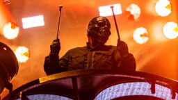 Slipknot aloitti kiertueensa, mutta ilman perustajajäsentään – Shawn Crahan lähti kotiin (hyvästä syystä)