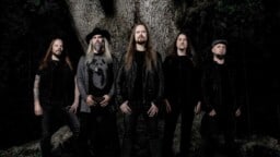 Amerikkalaismedia listasi vuoden kovimpia hevilevyjä – suomalaisbändin teemalevy aivan kärkikahinoissa, jalkoihin jäi mm. Metallica