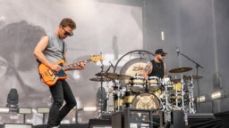 Royal Blood haukkui festariyleisön lyttyyn ”säälittävän” meiningin vuoksi – Poistui lavalta keskisormet pystyssä