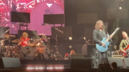 Taylor Hawkinsin tunteen palolla soittava poika istahti rumpujakkaralle Foo Fightersin keikalla – jälki oli sen mukaista