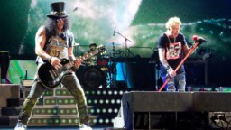 Guns N’ Roses päivitti settilistaansa todellisilla harvinaisuuksilla – Videoita kiertueen avauskeikalta katsottavissa