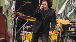 ”Mätäne vankilassa!” – The Mars Volta -laulaja kommentoi That 70’s Show -näyttelijän raiskaustuomiota hyvin suorasukaisesti