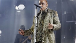 Rammstein vastasi kohuun tiputtamalla setistään pois vakionumeron, jonka aikana lavalle nousee jättimäinen penistykki