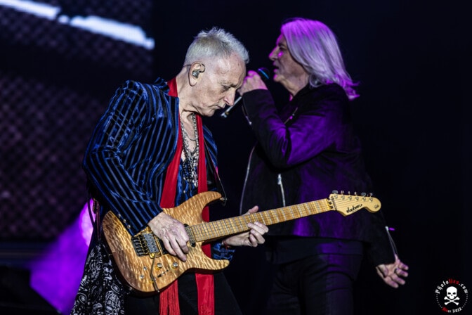 ”Steven kuolema on ehdottomasti vaikeinta, mitä olemme joutuneet kokemaan” – Def Leppard kertoo synkimmistä hetkistään