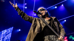 Paljon onnea, Bruce Dickinson! Iron Maiden -laulaja purjehti kolmatta kertaa avioliiton satamaan