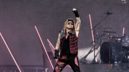 Millaista menoa nähtiin kulisseissa, kun Mötley Crüe vieraili American Idolin kuvauksissa? Tässä vastaus kysymykseen
