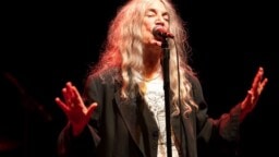 Haastattelussa Suomeen saapuva Patti Smith: ”Näin läheltä, kuinka Janis Joplin ja Jim Morrison tuhosivat itsensä”