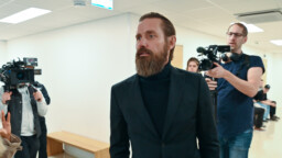 Lauri Tähkän oikeudenkäynti alkoi – Palkittu ohjaaja kuvausryhmineen myös paikalla