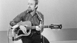 Folkmuusikko Roger Whittaker, 87, on kuollut – Maailmankuulu viheltäjä oli suomalaisille erityisen tuttu