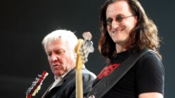 Uhka vai mahdollisuus? Geddy Lee kertoo keskustelleensa Alex Lifesonin kanssa Rushin paluusta