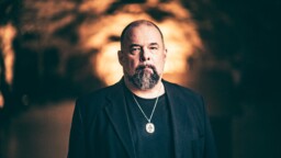 A.W. Yrjänä julkaisee kahdesta järkälemäisestä kappaleesta koostuvan soololevyn – Ensiesitys Helsingin Juhlaviikoilla