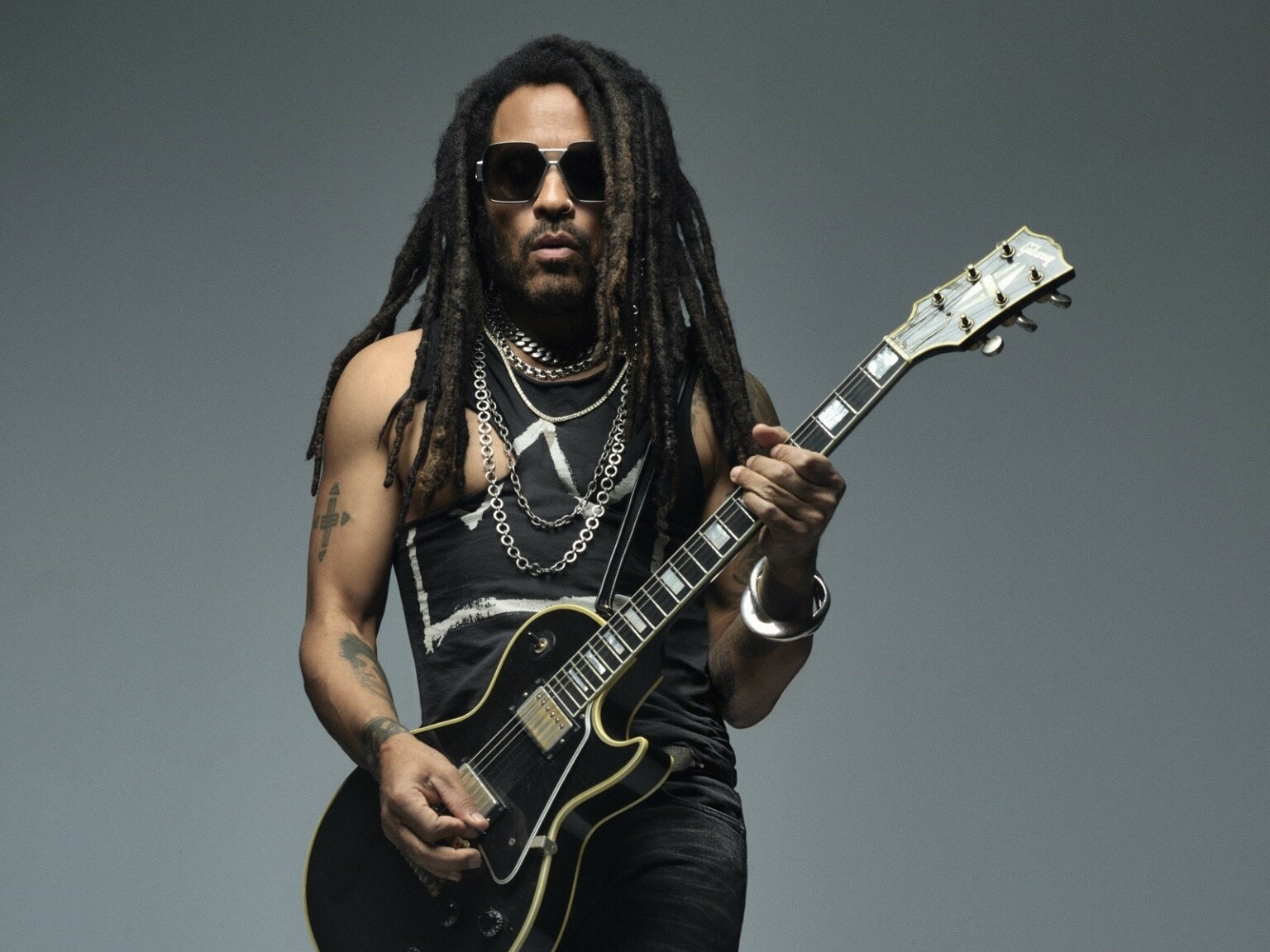 Auts! Lenny Kravitz koki kovia fanin käsittelyssä - ”Tiedättekö ...