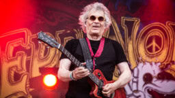 Vielä kerran Tampereelle – Eppu Normaalille buukattiin kolmaskin keikka Ratinan stadionille