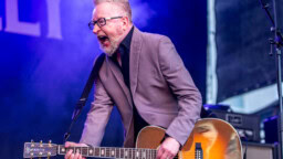 Flogging Molly tiedottaa laulajansa tilanteesta – Dave King kävi todella lähellä kuolemaa