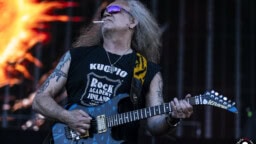 ”Tykkään, että kaikki on niin lujalla, että tukka lepattaa” – Tarotin Zachary Hietala esittelee kitarakamansa