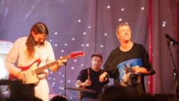 Millaista on soittaa Ismo Alangon ja Olavi Uusivirran yhtyeissä? Kitaristi Timo Kämäräinen kertoo