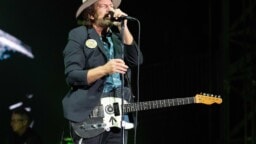 Kuinka taittuu synkkä Neil Young -klassikko Pearl Jam -nokkamieheltä? Noh, varsin komeasti