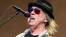 Suunnitelmat menivät uusiksi – Neil Young ei esiinnykään Ukrainassa