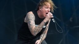 Tarina siitä, kuinka keskisormea heilutelleen Fear Factory -laulajan onnistui muuttaa Ozzy Osbournen fanikunnan kiukku olueksi