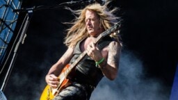 Ex-Whitesnake-kitaristi sanoo saaneensa aikoinaan koe-esiintymiskutsun Guns N’ Rosesiin – muut kiireet vievät kuitenkin voiton