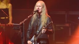 Kaikki alkoi puhelusta Lars Ulrichin kanssa – Jerry Cantrell kertoo, miten päätyi vampyyrileffan soundtrackille