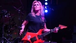 ”Pidin koesoittoja ja tällä yhdellä kaverilla oli turkoosi kitara. Katsoin sitä ja ajattelin, että sehän on minun” – Lita Ford muistelee hämmentävää kohtaamista varastetun soittopelin kanssa