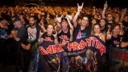 Iron Maiden -manageri on tyytymätön bändin toiveeseen kintaalla viitanneisiin faneihin – ”Toivon, että heidän kätensä kipeytyivät!”