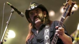 Nyt sai katukuva piristystä – Lemmy Kilmisterin synnyinkaupunki nostaa suurelle pojalleen hattua tyylikkäällä tavalla