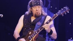 Nyky-Iron Maidenin levyt syntyvät mitä simppeleimmällä tavalla, sanoo kitaristi Adrian Smith – ”Emme edes treenaa”