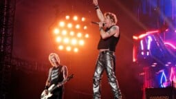 Hyvällä huumorilla mennään, osoittaa Suomeen pian saapuva Guns N’ Roses tuoreella videollaan