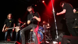 Keikkailemisessa on vaaransa, tietää Radiopuhelimet – yhtye kertoo eräästä kerrasta, kun lavalla meinasi tulla turpiin