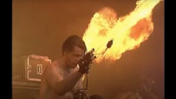 Meno Rammsteinin keikalla vuonna 1997 oli ”hieman” nykyistä riisutumpaa – hollantilaisfestarin videoarkisto on täynnä helmiä